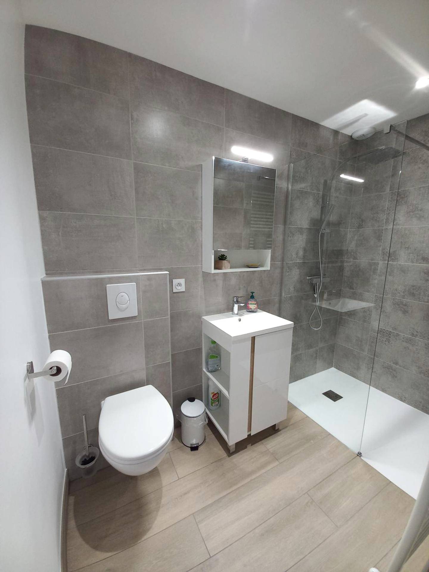 Salle d'eau moderne avec douche à l'italienne - La Suite Etoilée - Balnéo privative