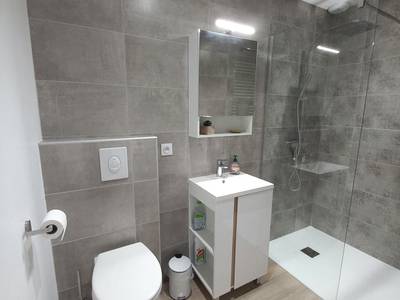 Salle d'eau moderne avec douche à l'italienne - La Suite Etoilée - Balnéo privative