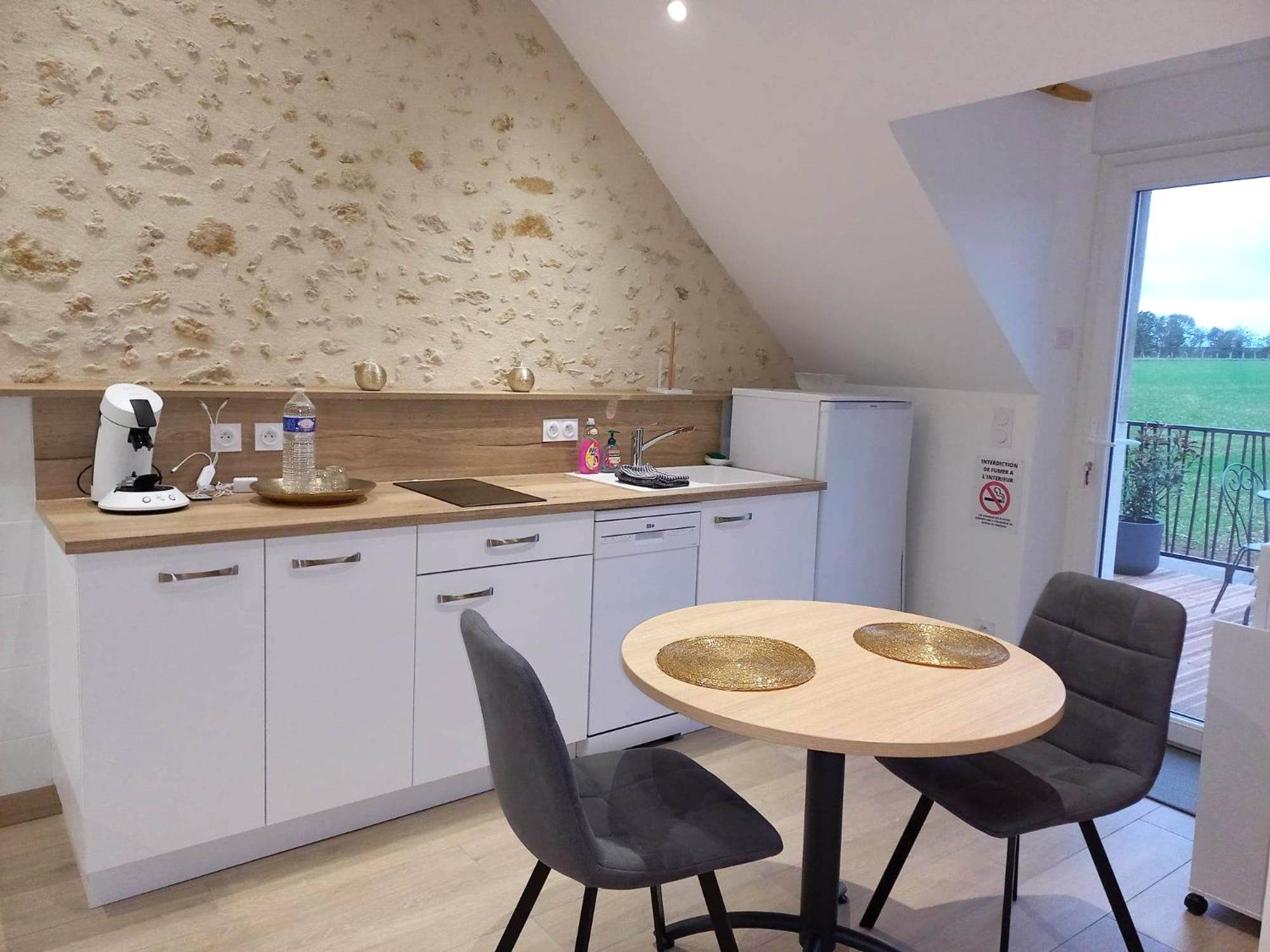 Cuisine équipée et coin repas pour deux - La Suite Etoilée - Balnéo privative