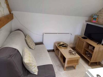 Espace salon avec canapé et télévision - La Suite Etoilée - Balnéo privative