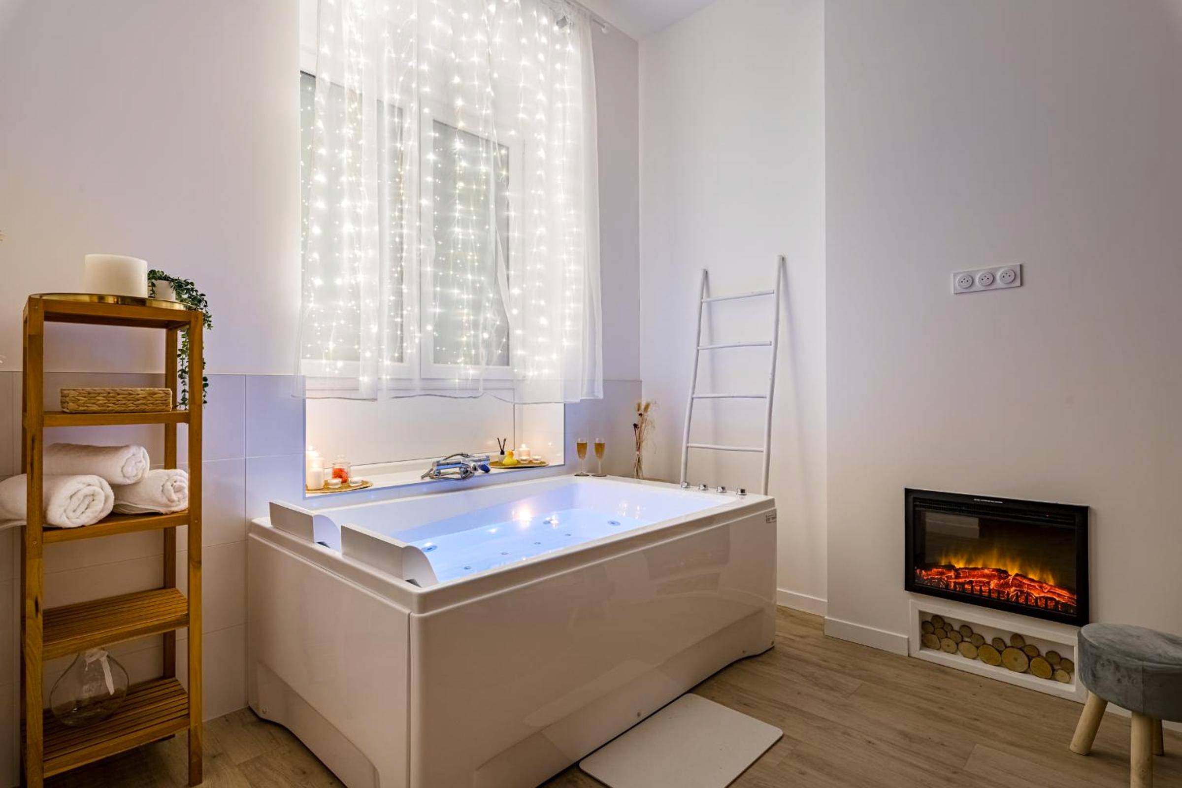 Baignoire balnéo et cheminée électrique - Love Room Saint - Étienne - Suite Évasion Céleste à Saint - Étienne