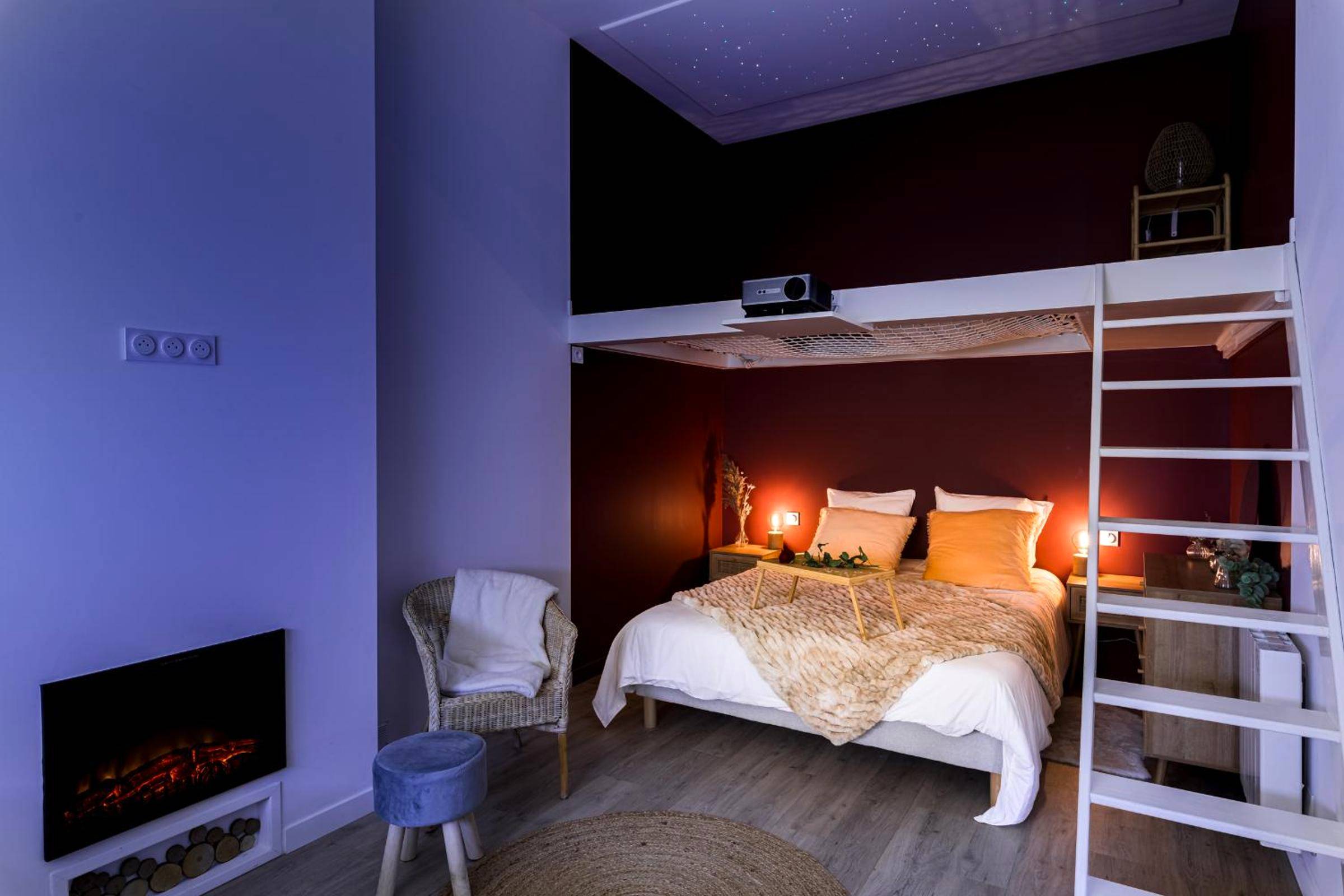 Lit double sous mezzanine avec ciel étoilé - Suite Évasion Céleste à Saint - Étienne