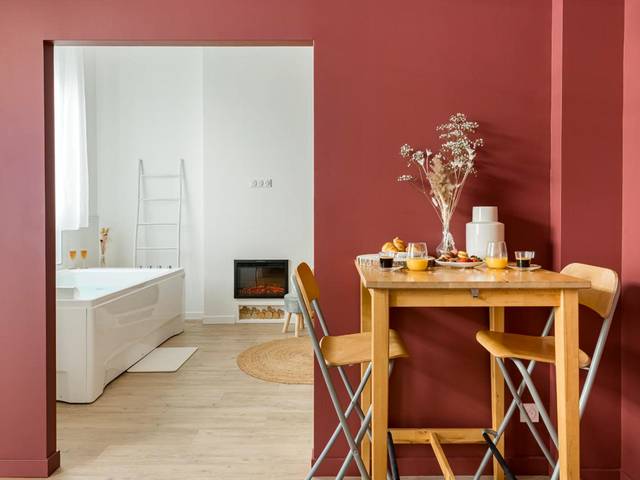 Espace repas avec petit - déjeuner servi - Suite Évasion Céleste à Saint - Étienne