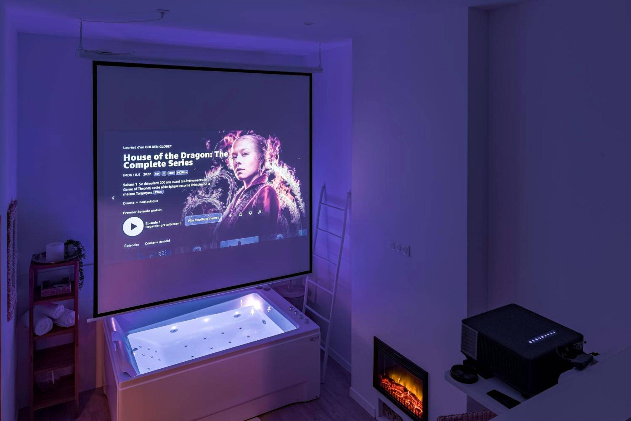 Écran de projection au - dessus du jacuzzi - Suite Évasion Céleste à Saint - Étienne