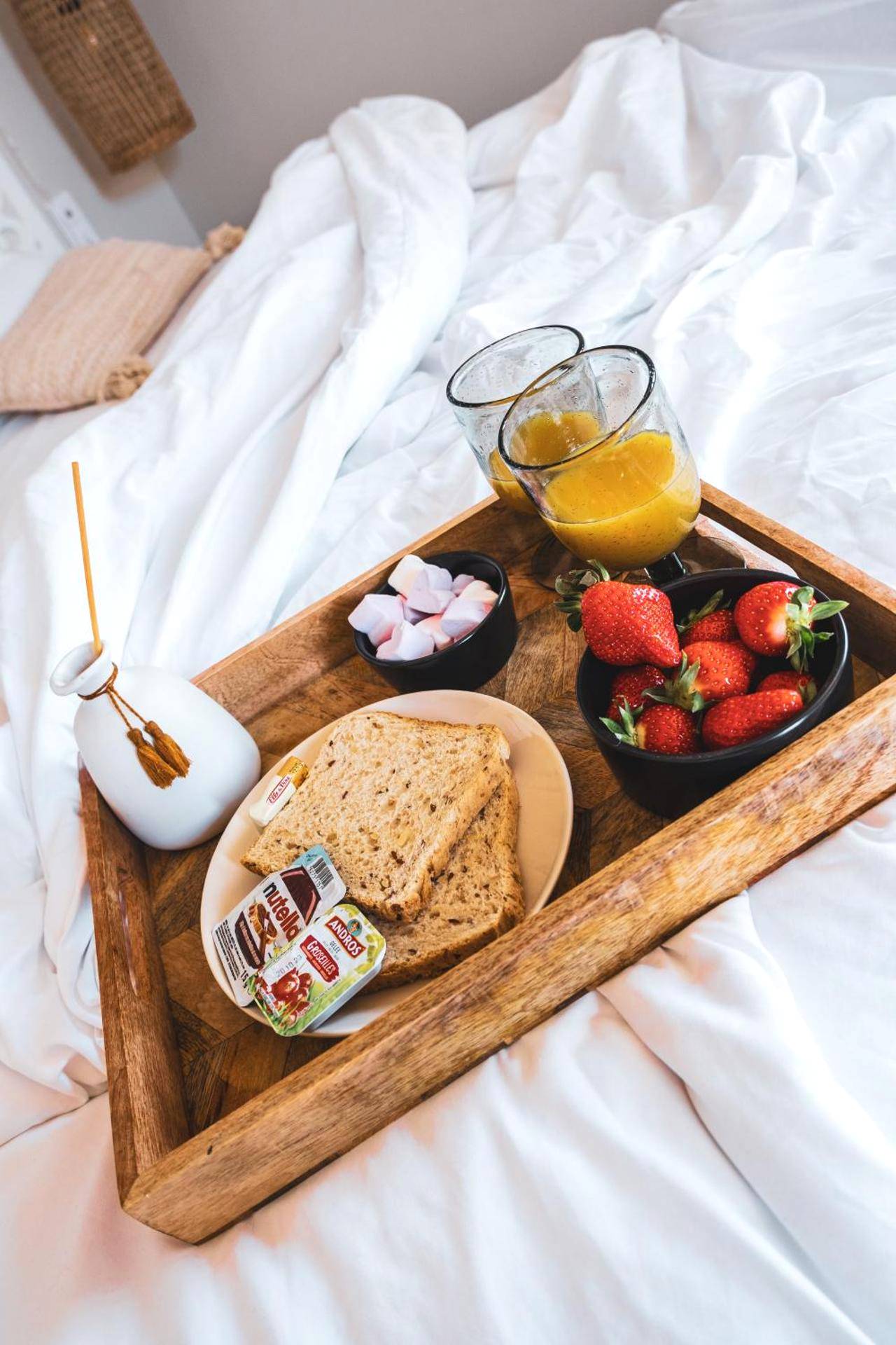 Plateau petit - déjeuner gourmand sur le lit - Suite évasion au cœur des vignes