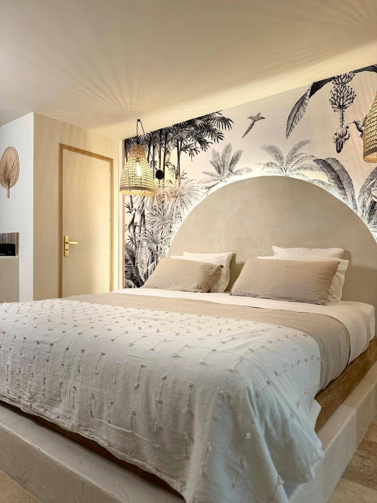 Plateau petit - déjeuner et cœur en pétales - LA SUITE DE L'EXTASE - LOVE ROOM - Jacuzzi privé & Terrasse - Parking et...