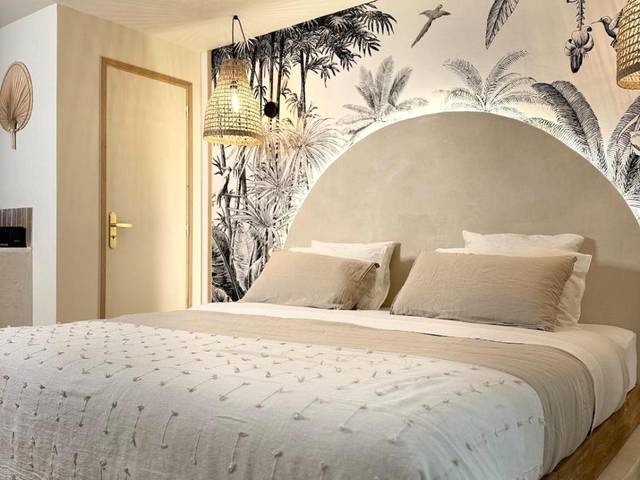 Plateau petit - déjeuner et cœur en pétales - LA SUITE DE L'EXTASE - LOVE ROOM - Jacuzzi privé & Terrasse - Parking et...