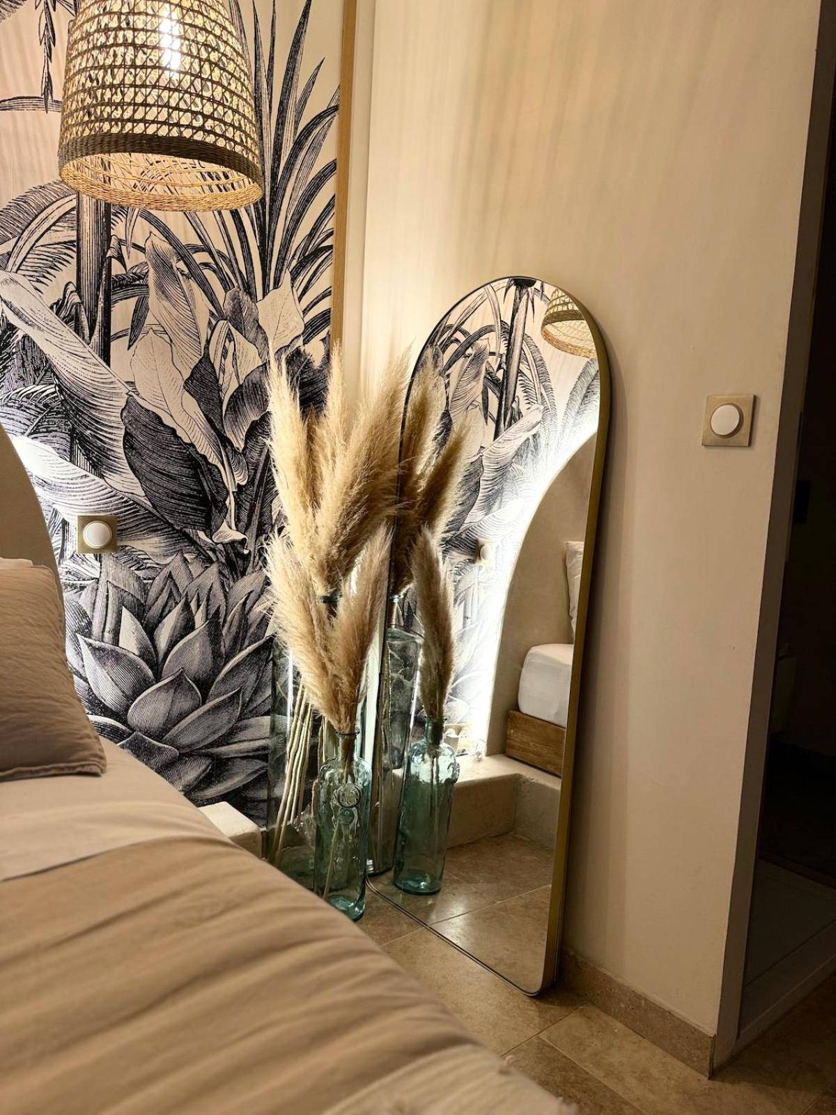 Photo - LA SUITE DE L'EXTASE - LOVE ROOM - Jacuzzi privé & Terrasse - Parking et Wifi Gratuit - ...