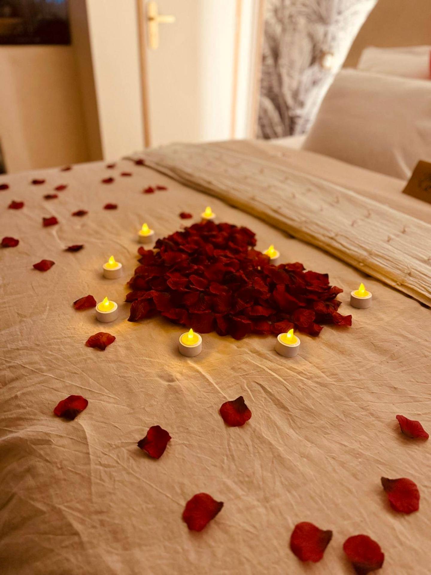 Service de champagne devant le jacuzzi éclairé - LA SUITE DE L'EXTASE - LOVE ROOM - Jacuzzi privé & Terrasse - Parking...