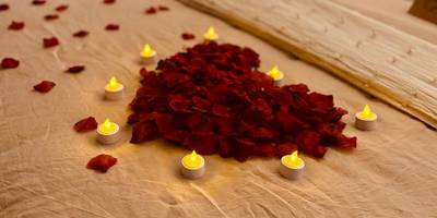 Service de champagne devant le jacuzzi éclairé - LA SUITE DE L'EXTASE - LOVE ROOM - Jacuzzi privé & Terrasse - Parking...