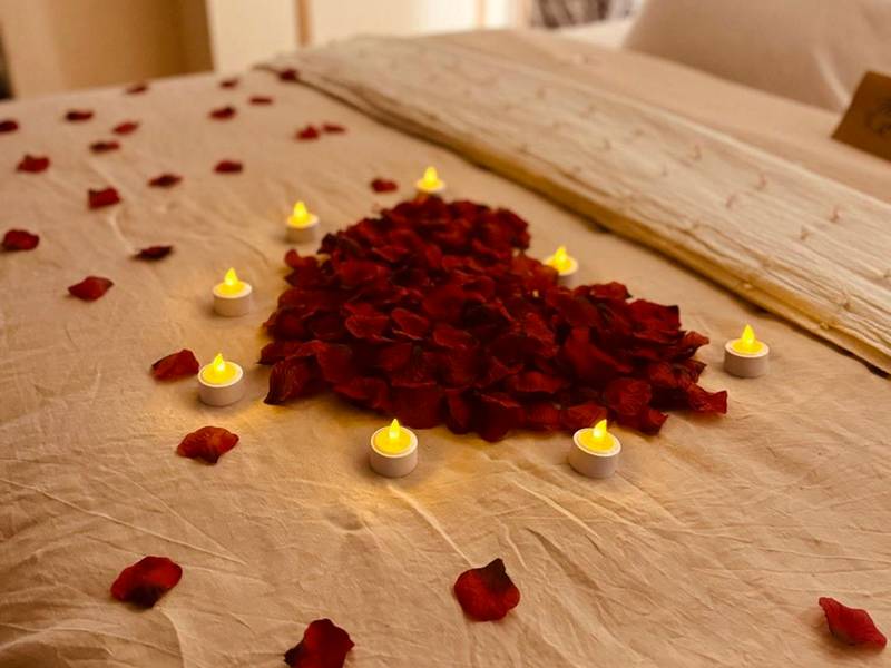 Service de champagne devant le jacuzzi éclairé - LA SUITE DE L'EXTASE - LOVE ROOM - Jacuzzi privé & Terrasse - Parking...