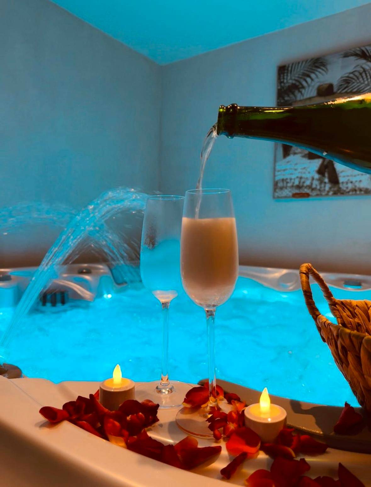 Jacuzzi privatif avec jets d'eau et peignoirs - LA SUITE DE L'EXTASE - LOVE ROOM - Jacuzzi privé & Terrasse - Parking et...