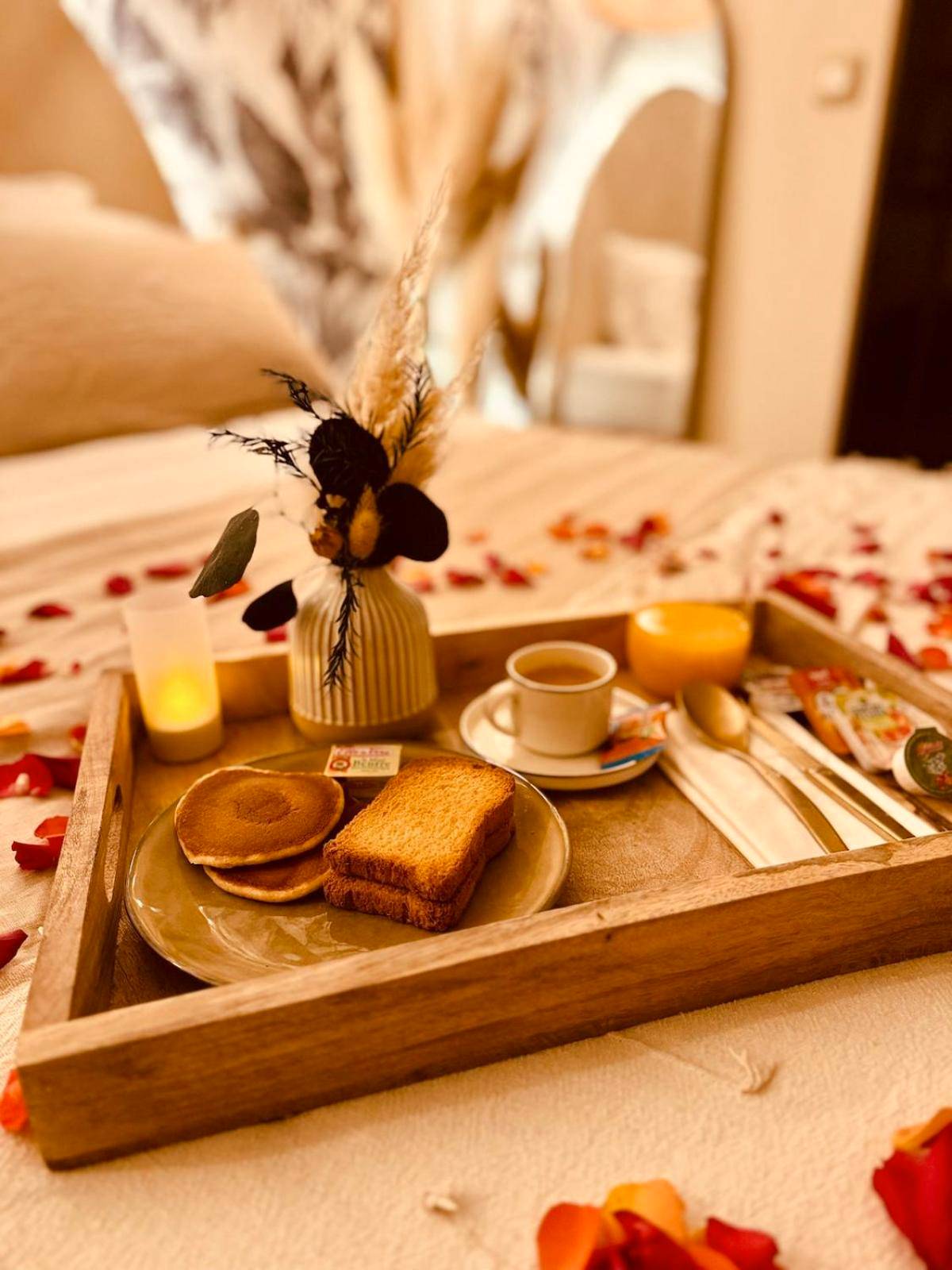 Photo - LA SUITE DE L'EXTASE - LOVE ROOM - Jacuzzi privé & Terrasse - Parking et Wifi Gratuit - ... - Puget - sur - Argens