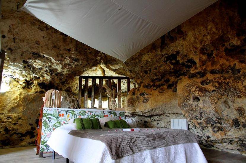 Lit double dans une chambre troglodyte - La suite des fouleries