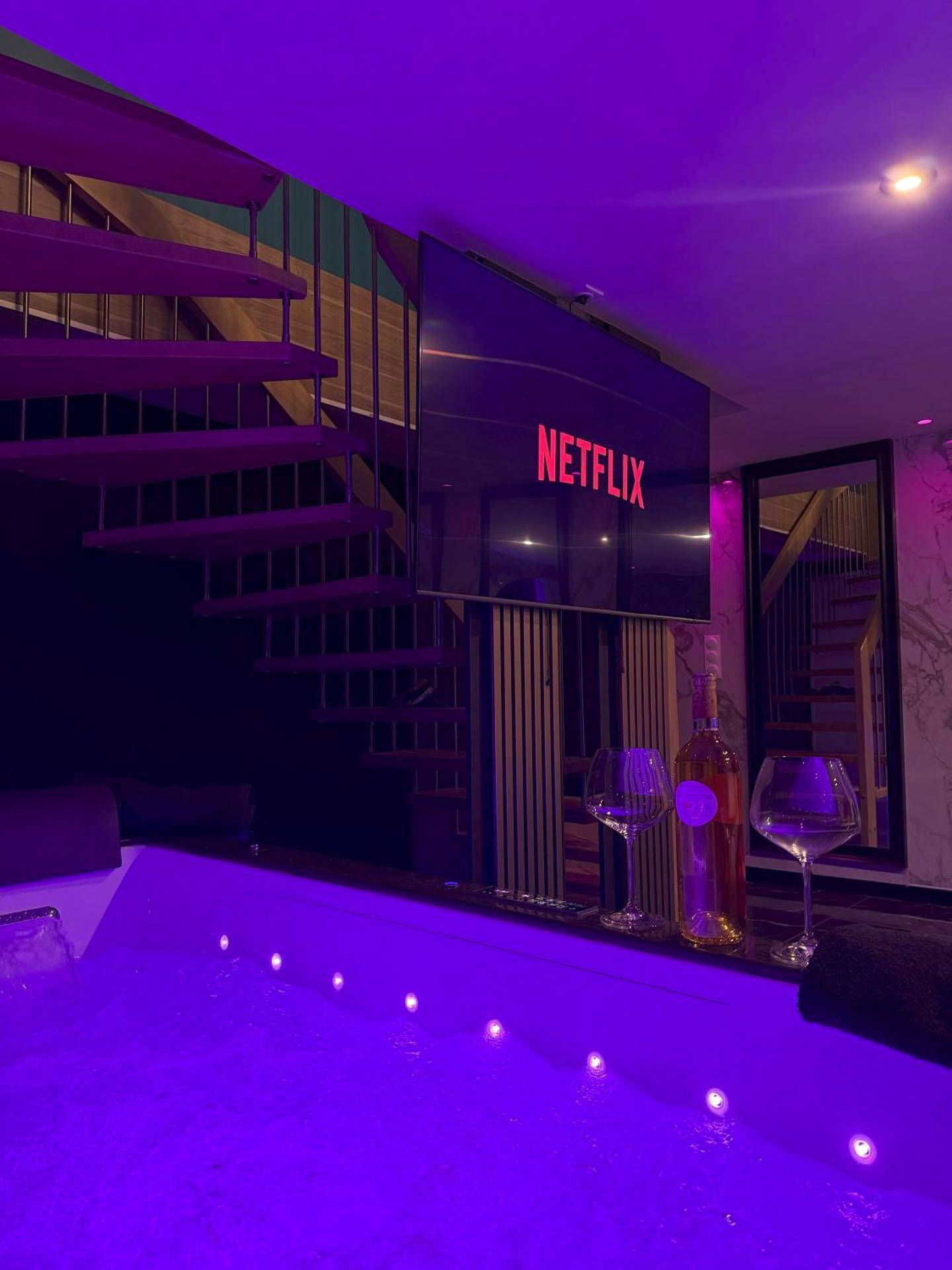 Jacuzzi avec bouteille de vin et écran Netflix - Love Room Gaillard - La Suite Genève Gaillard - Jacuzzi Privé & Séjour Luxe