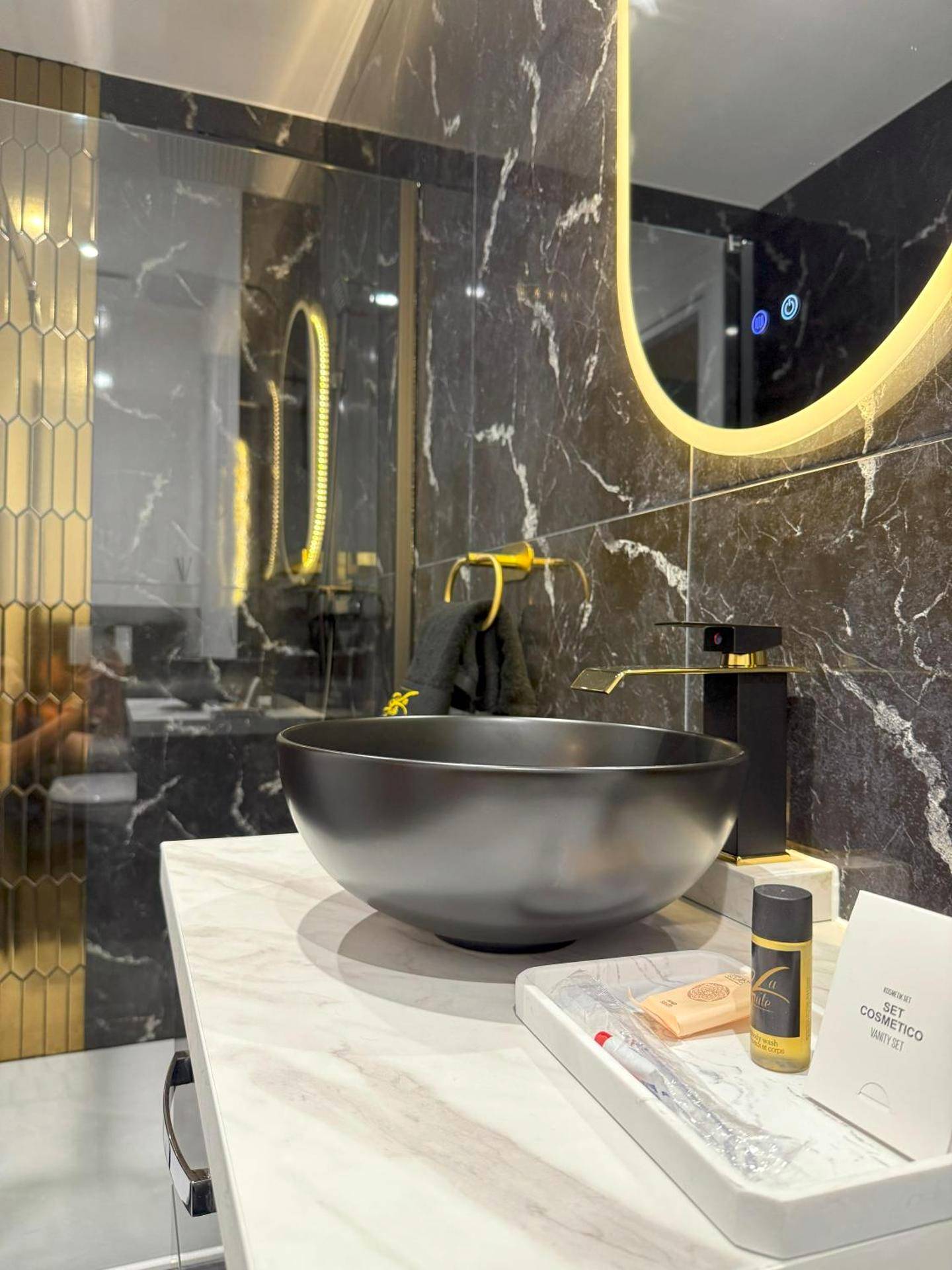 Vasque noire moderne et robinetterie dorée - La Suite Genève Gaillard - Jacuzzi Privé & Séjour Luxe