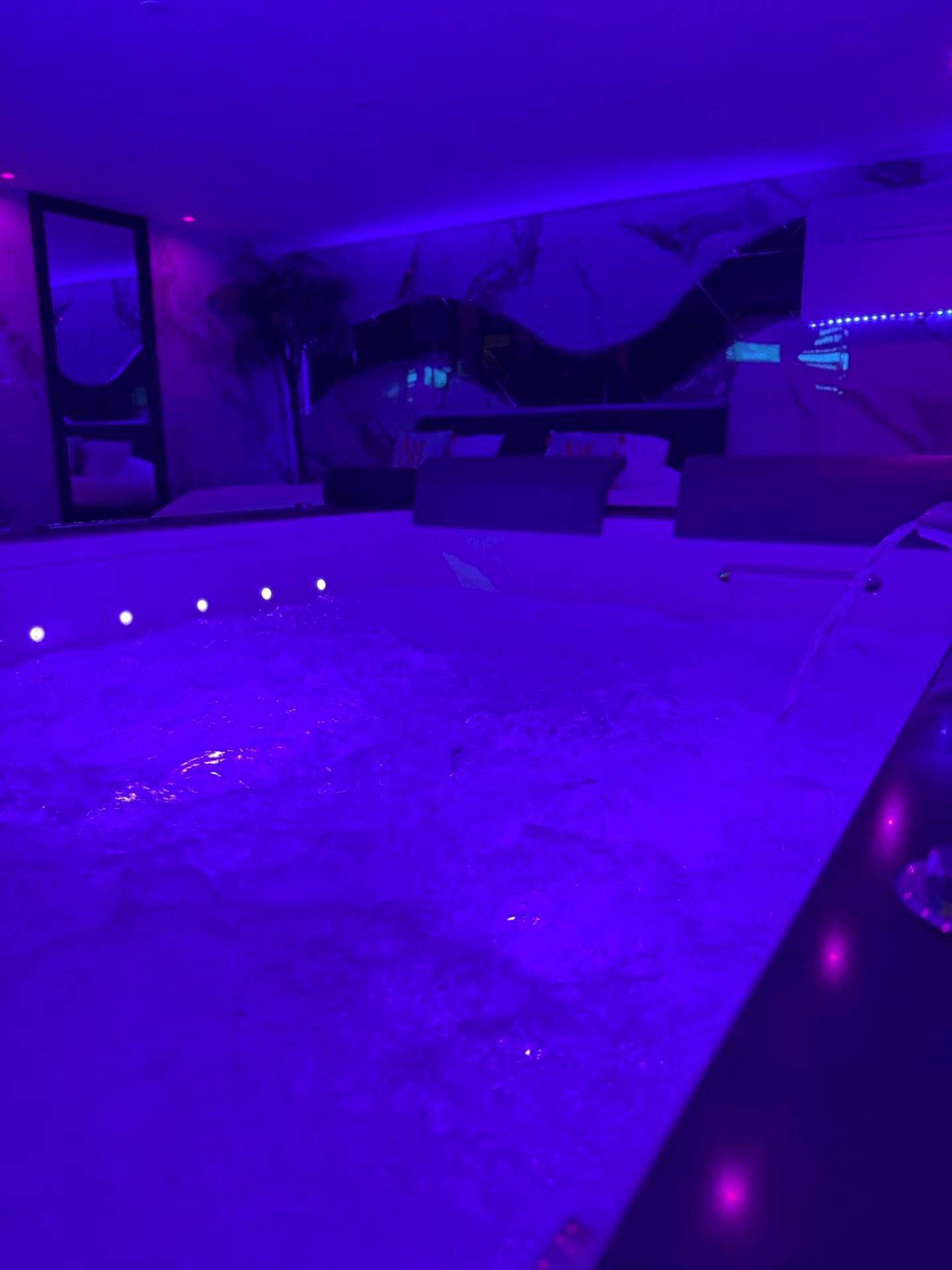 Jacuzzi privatif avec éclairage LED violet - La Suite Genève Gaillard - Jacuzzi Privé & Séjour Luxe