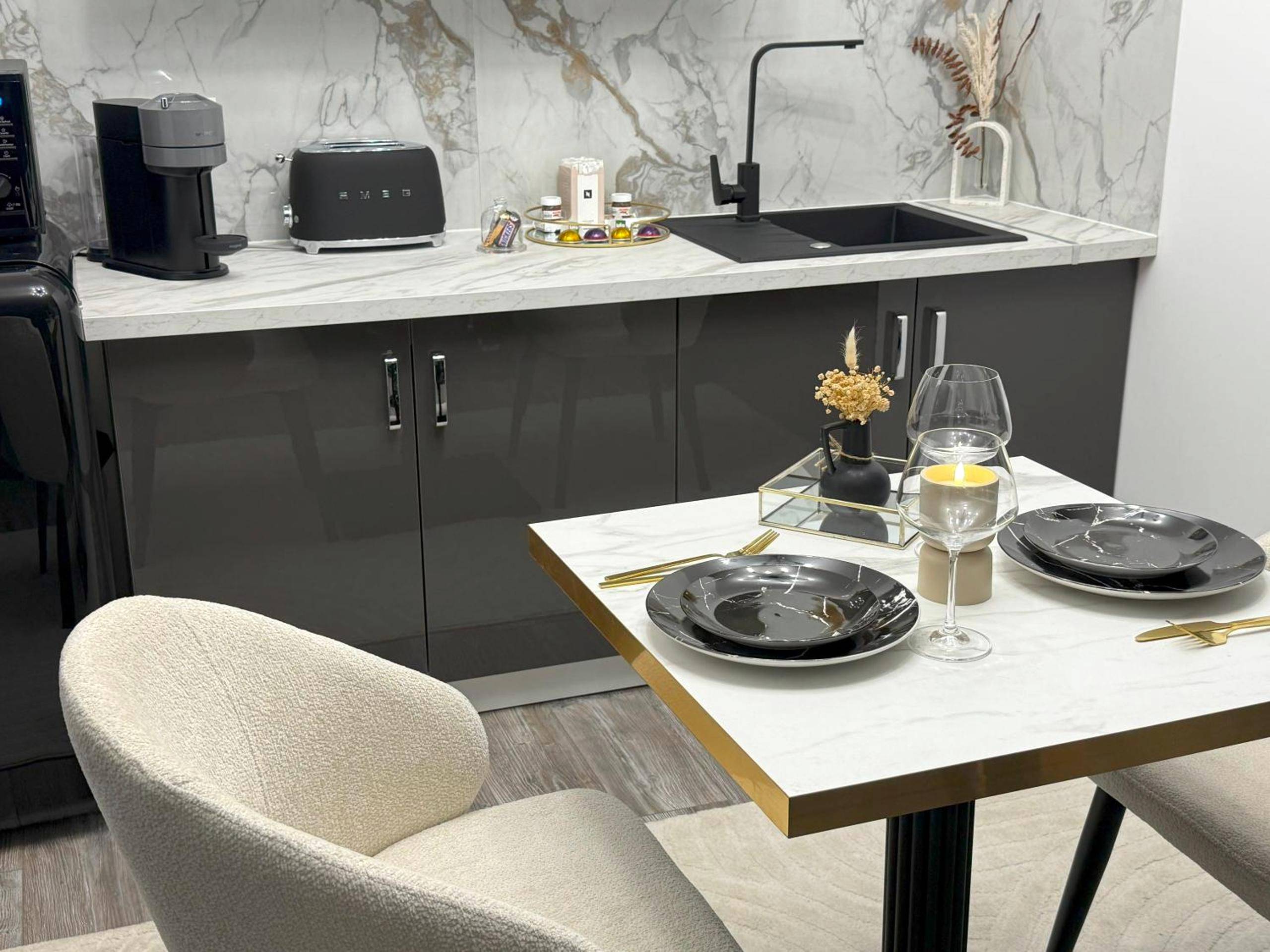 Coin cuisine et table dressée pour deux - La Suite Genève Gaillard - Jacuzzi Privé & Séjour Luxe