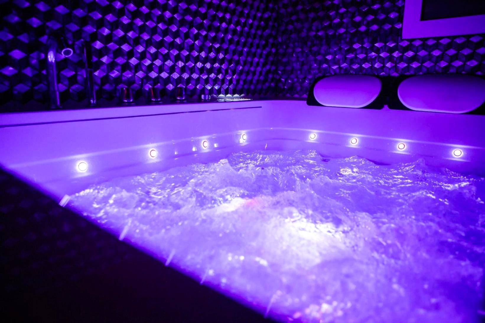 Vue principale - Love Room Dijon - Suite Glamour & Spa