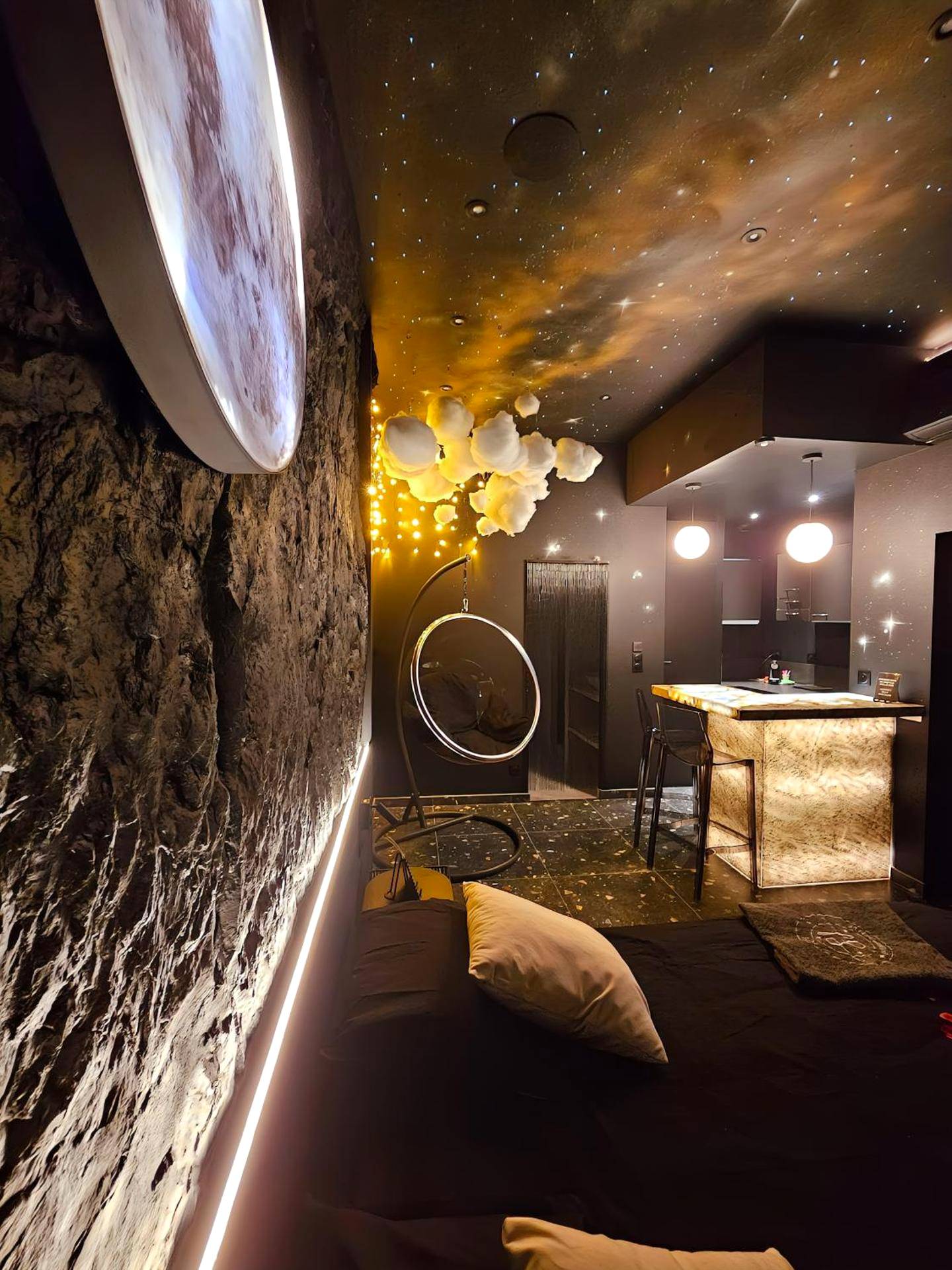 Chambre thématique avec plafond étoilé et nuages - Love Room Montagnac - Suite Intemporelle