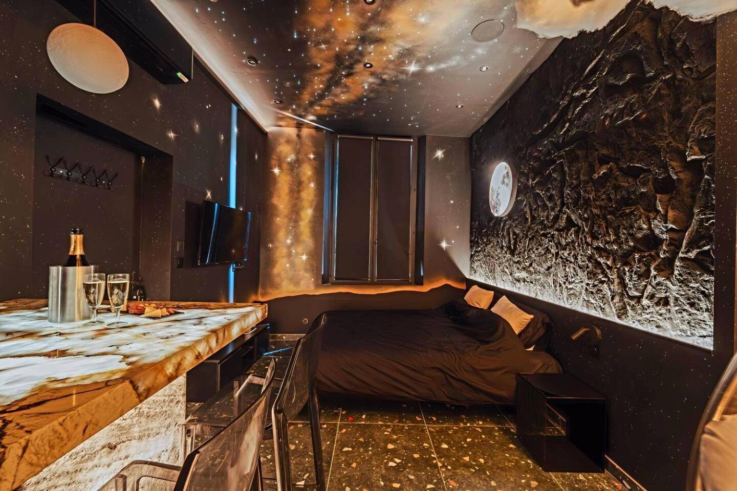 Espace nuit avec bar rétroéclairé et ciel étoilé - Suite Intemporelle