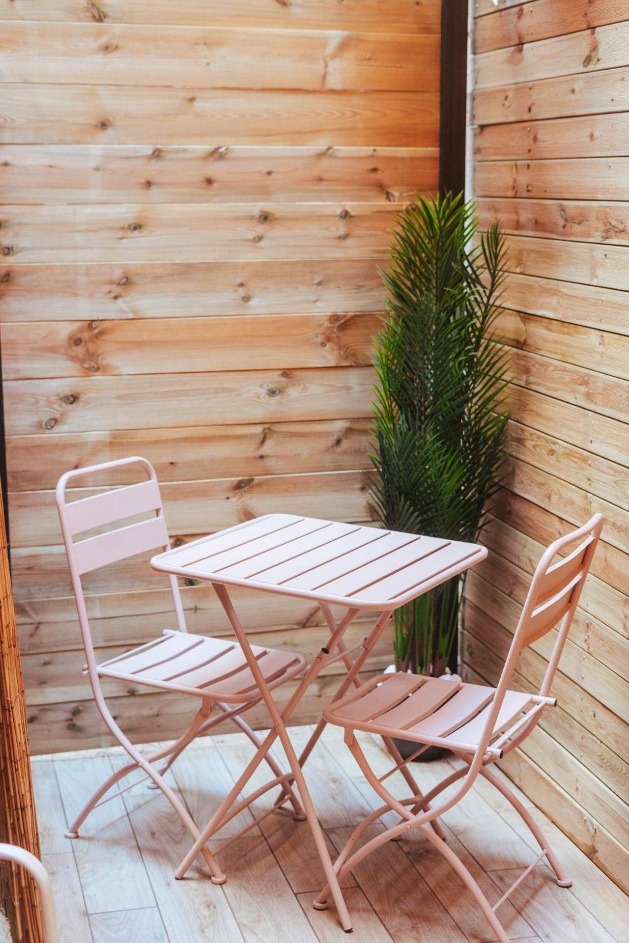 Terrasse bois avec table et chaises roses - Suite Intemporelle
