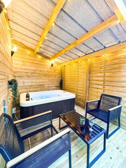 Espace détente extérieur avec fauteuils et spa - Suite romantique JACUZZI privatif chauffé à 37 GARE