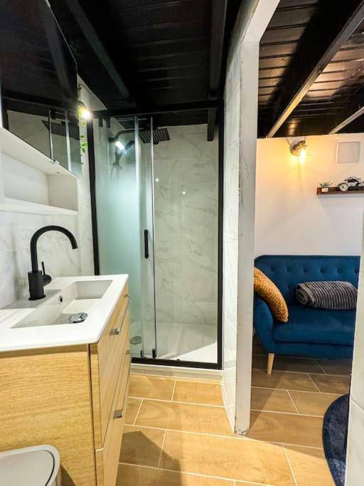 Photo du logement - Suite romantique JACUZZI privatif chauffé à 37 GARE