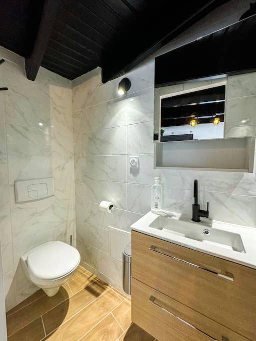Photo du logement - Suite romantique JACUZZI privatif chauffé à 37 GARE - Guingamp