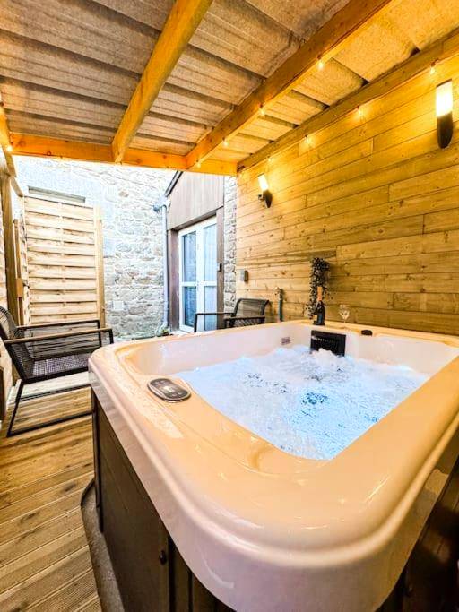 Photo du logement - Suite romantique JACUZZI privatif chauffé à 37 GARE - Guingamp