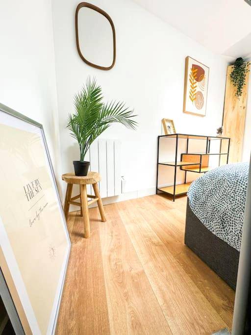 Photo du logement - Suite romantique JACUZZI privatif chauffé à 37 GARE