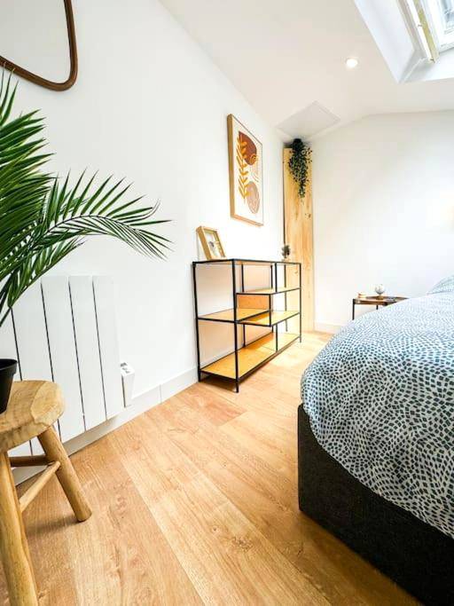 Photo du logement - Suite romantique JACUZZI privatif chauffé à 37 GARE