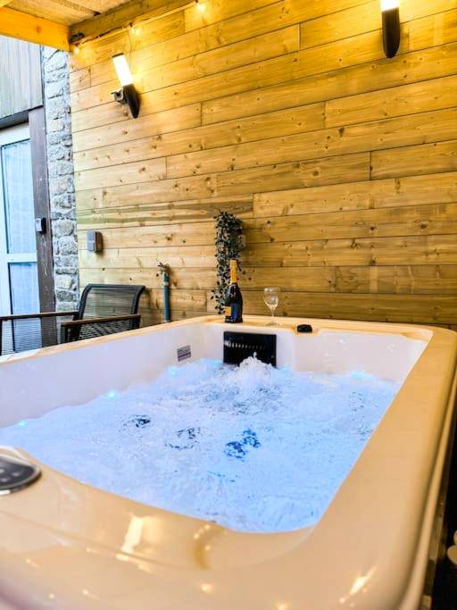 Jacuzzi bouillonnant avec éclairage LED bleu - Suite romantique JACUZZI privatif chauffé à 37 GARE