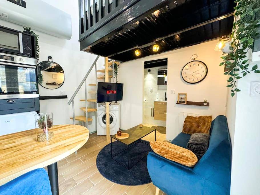 Salon cosy avec canapé bleu et mezzanine - Suite romantique JACUZZI privatif chauffé à 37 GARE