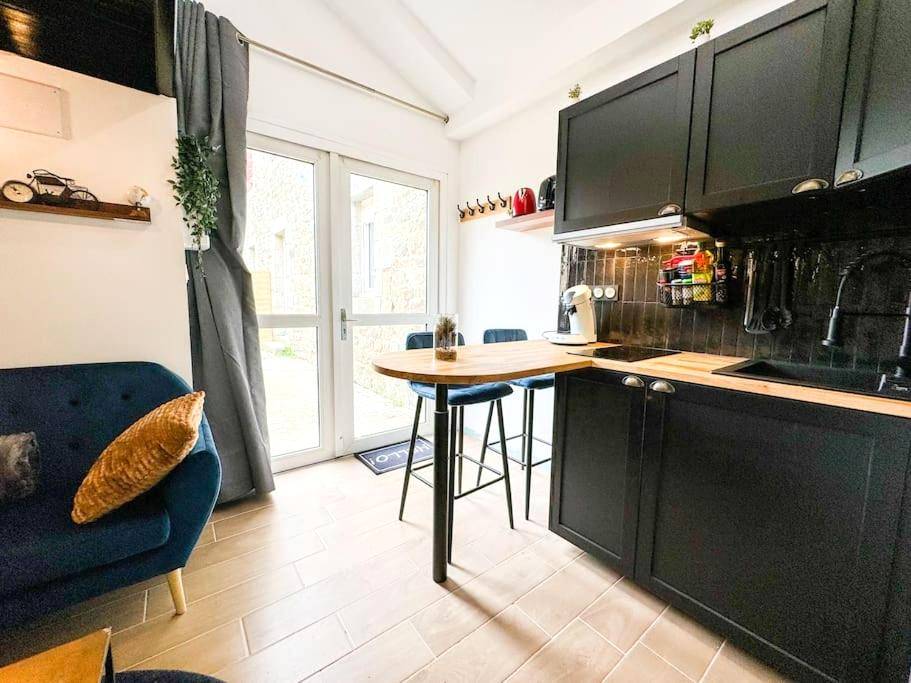 Cuisine équipée noire avec coin repas - Suite romantique JACUZZI privatif chauffé à 37 GARE