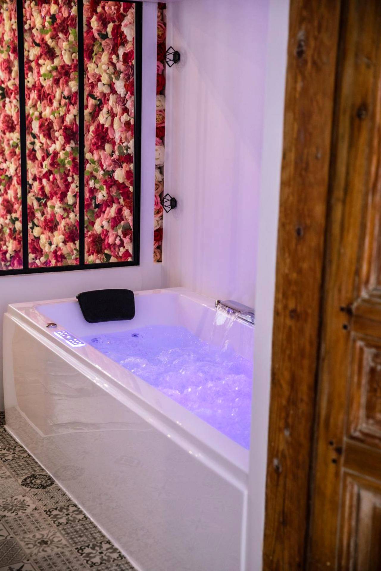 Photo du logement - Suite romantique avec Jacuzzi - Hypercentre, Place Jean Jaurès - Montpellier