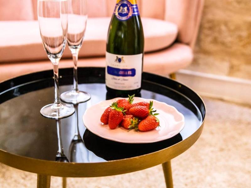 Photo du logement - Suite romantique avec Jacuzzi - Hypercentre, Place Jean Jaurès