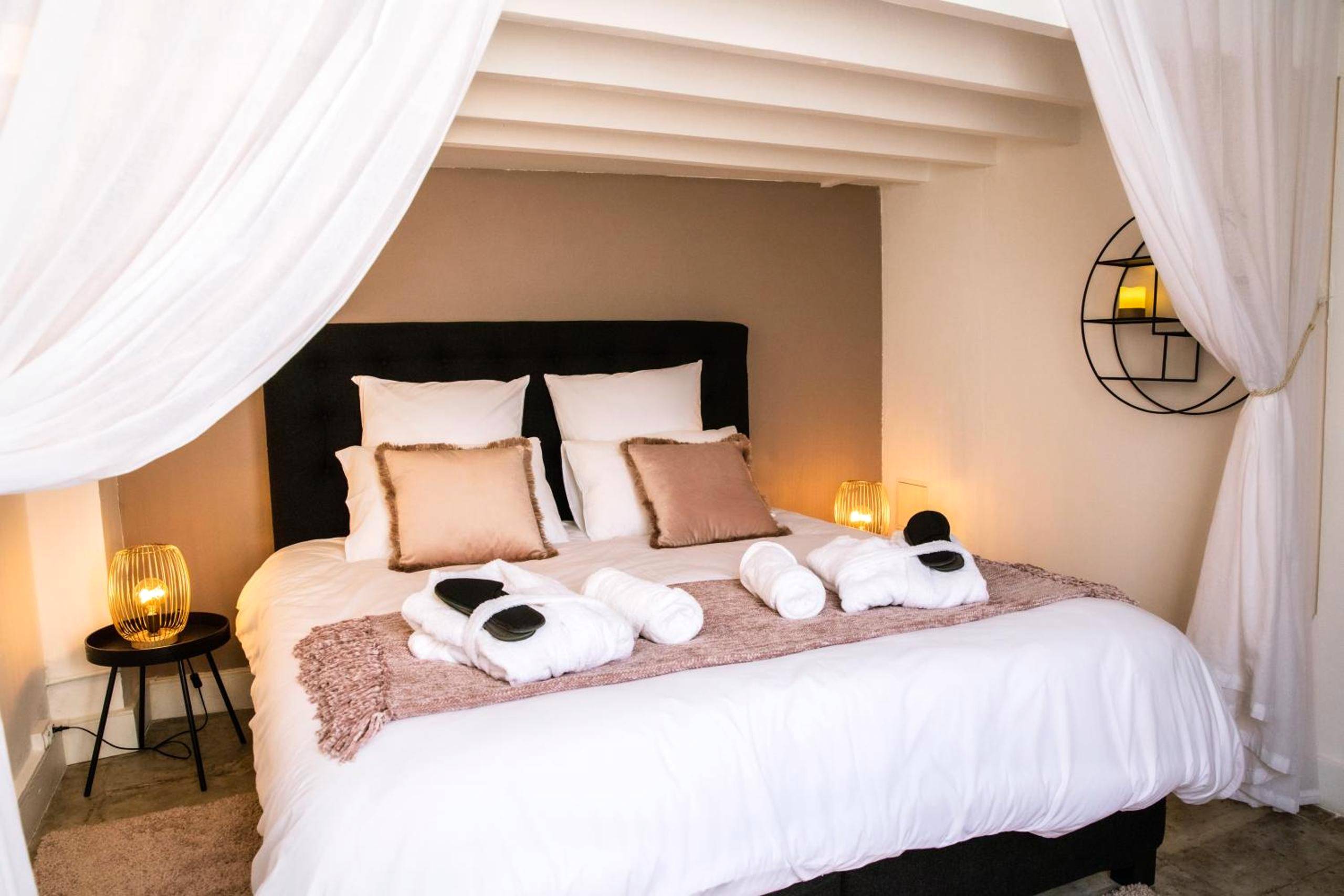 Photo du logement - Suite romantique avec Jacuzzi - Hypercentre, Place Jean Jaurès - Montpellier