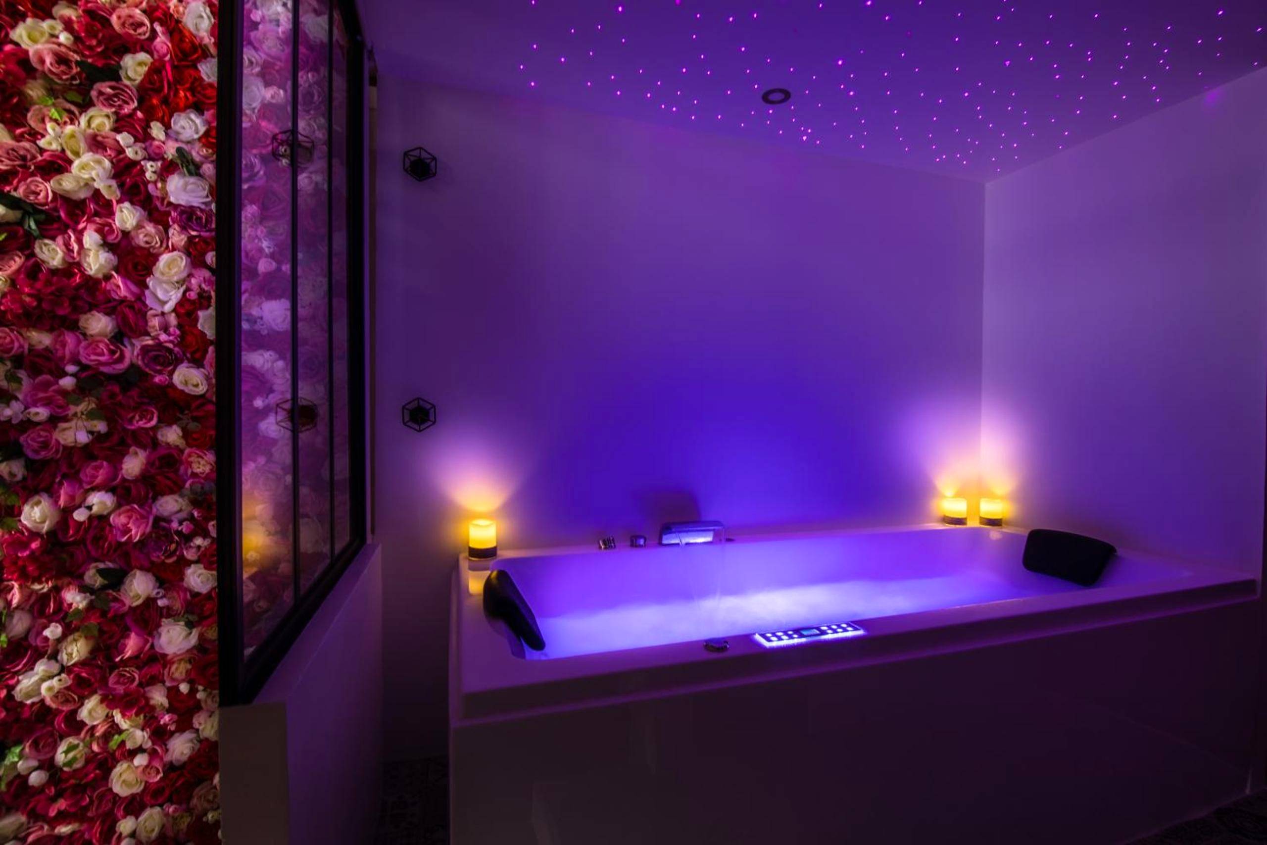 Photo du logement - Suite romantique avec Jacuzzi - Hypercentre, Place Jean Jaurès