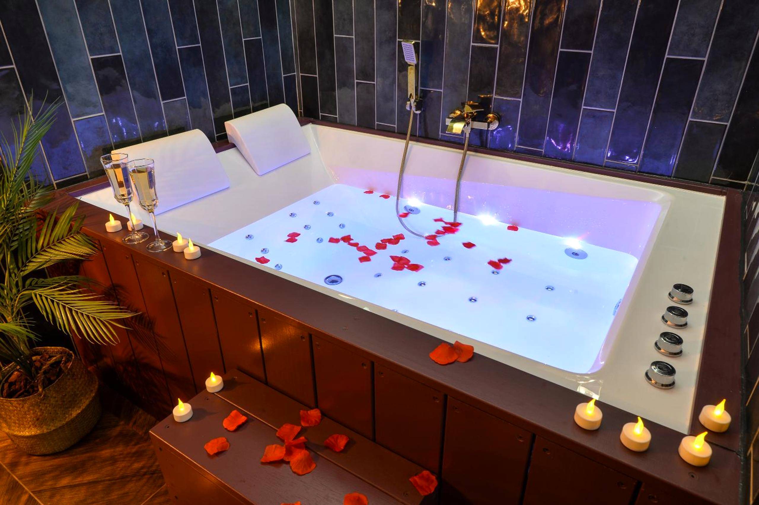 Jacuzzi avec pétales de rose et bougies - Love Room Villeurbanne - Suite jacuzzi, chic romantique climatisé à 50 m du metro