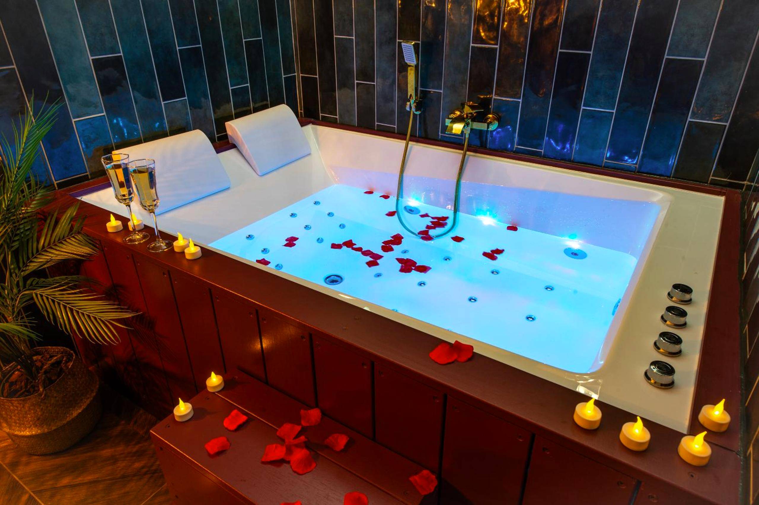 Baignoire balnéo éclairée et coupes de champagne - Suite jacuzzi, chic romantique climatisé à 50 m du metro