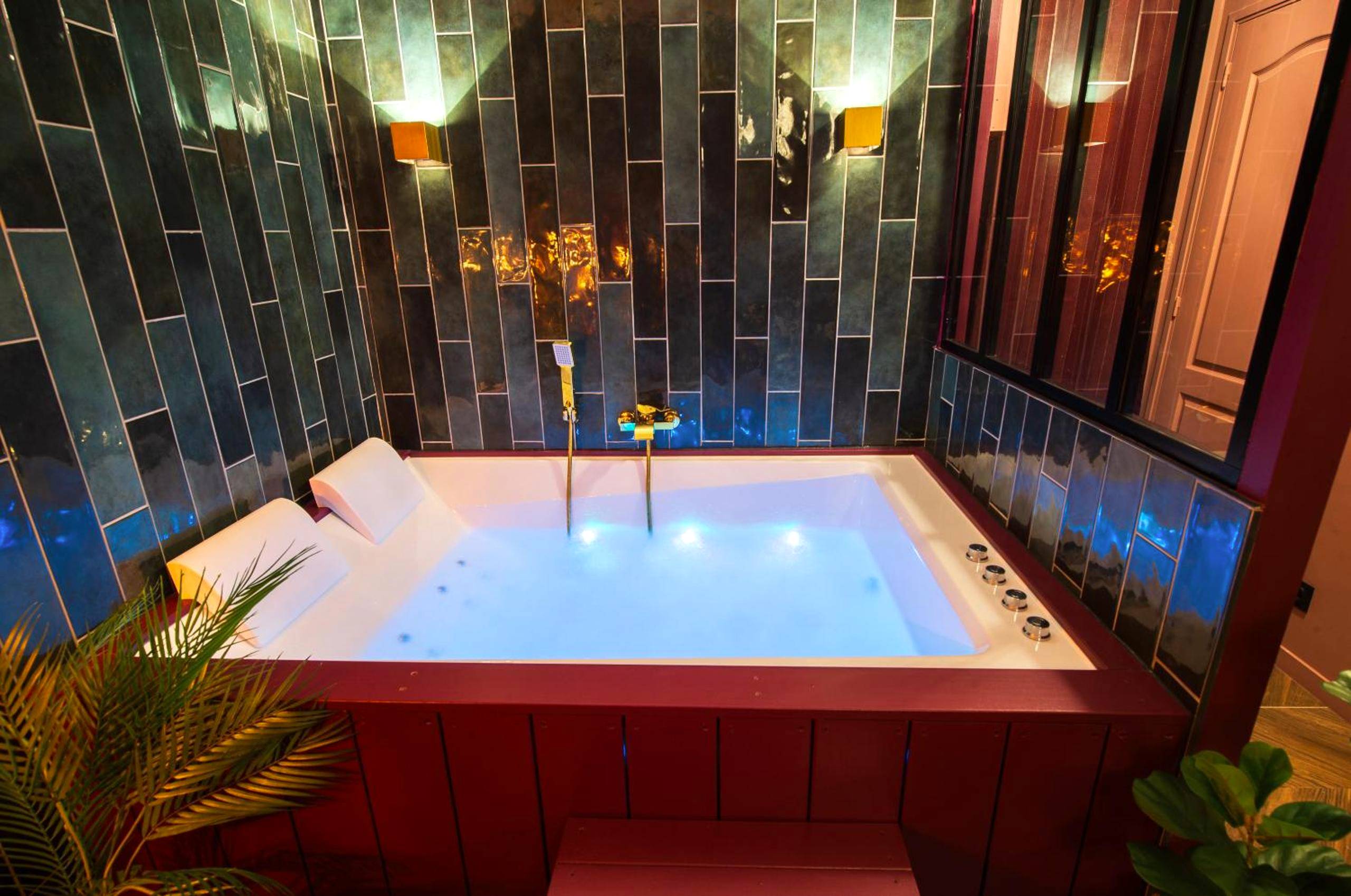 Espace bien - être avec jacuzzi et mur en zelliges - Suite jacuzzi, chic romantique climatisé à 50 m du metro