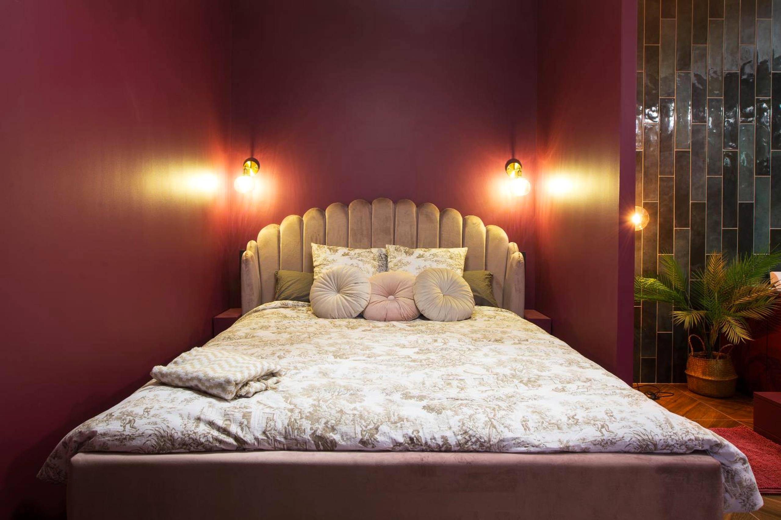 Lit king size avec tête de lit en velours - Suite jacuzzi, chic romantique climatisé à 50 m du metro