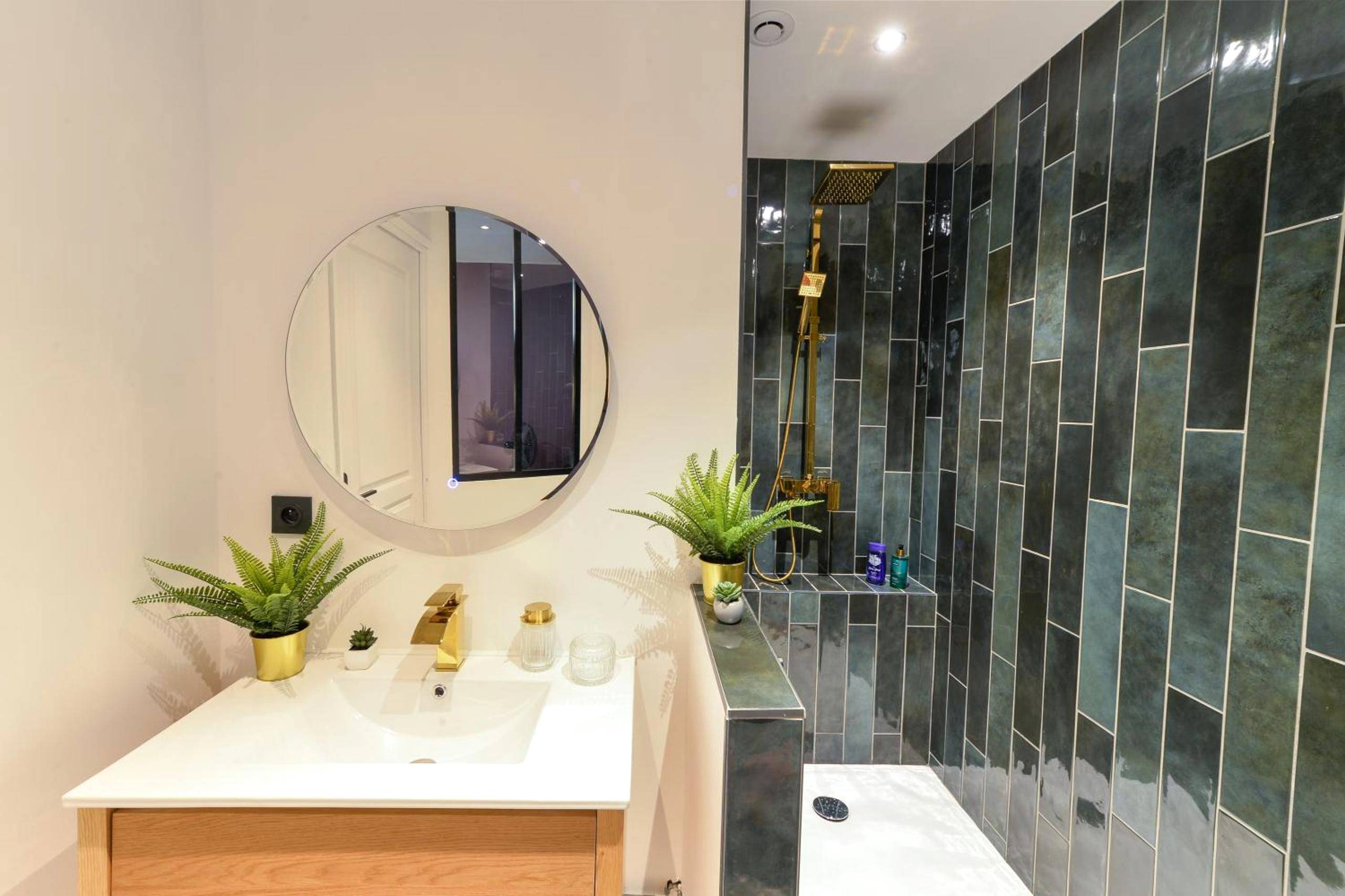Photo du logement - Suite jacuzzi, chic romantique climatisé à 50 m du metro - Villeurbanne