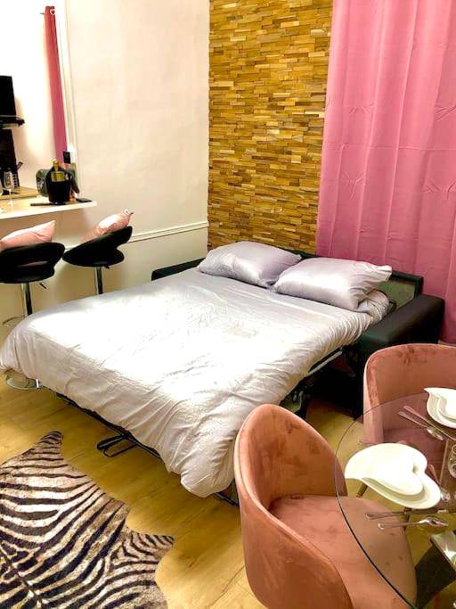 Canapé - lit convertible et coin repas romantique - La suite romantique Jacuzzi,parking gratuit,centre