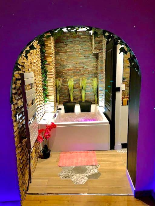 Photo du logement - La suite romantique Jacuzzi,parking gratuit,centre