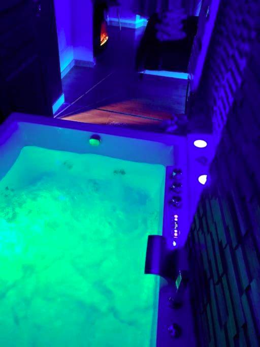 Jacuzzi privatif avec éclairage LED turquoise - La suite romantique Jacuzzi,parking gratuit,centre