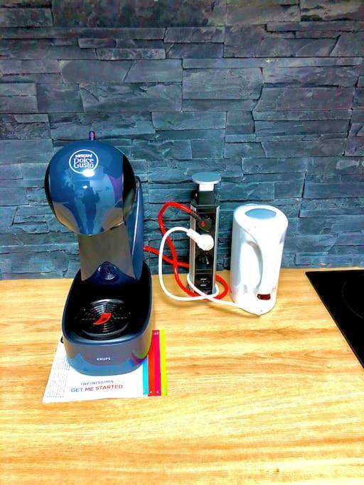 Machine à café et bouilloire sur plan de travail - La suite romantique Jacuzzi,parking gratuit,centre