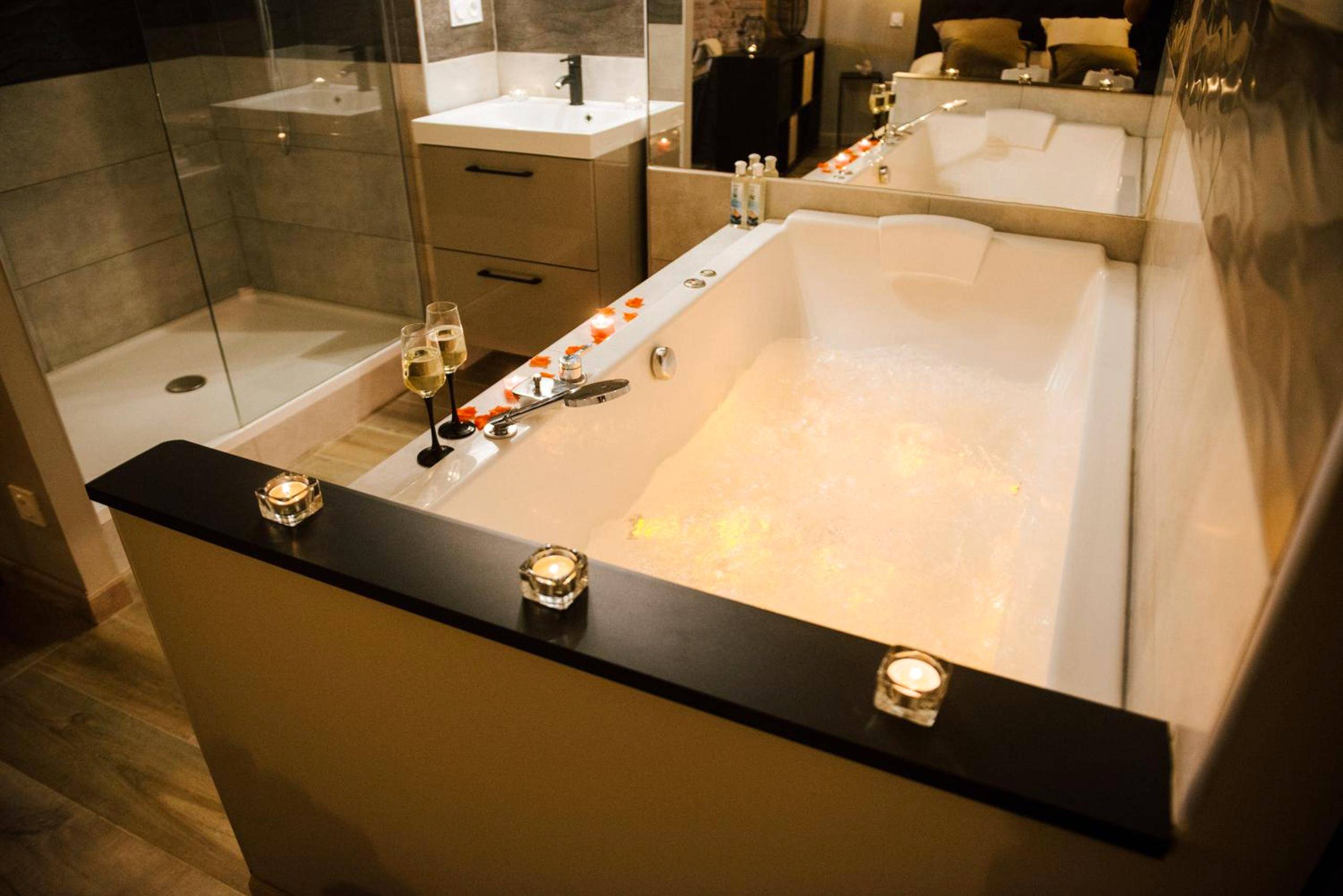 Baignoire balnéo avec bougies et douche - La Suite Romantique avec Jacuzzi au Cœur de Perpignan