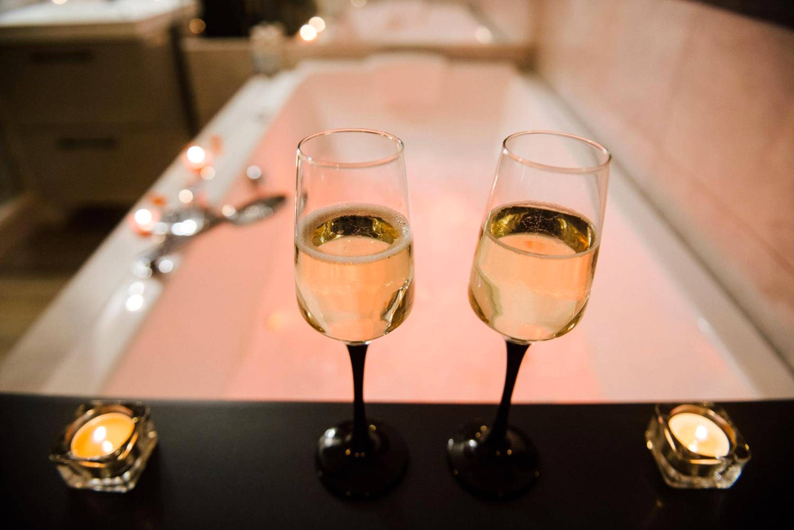 Détail de coupes de champagne et bougies - La Suite Romantique avec Jacuzzi au Cœur de Perpignan